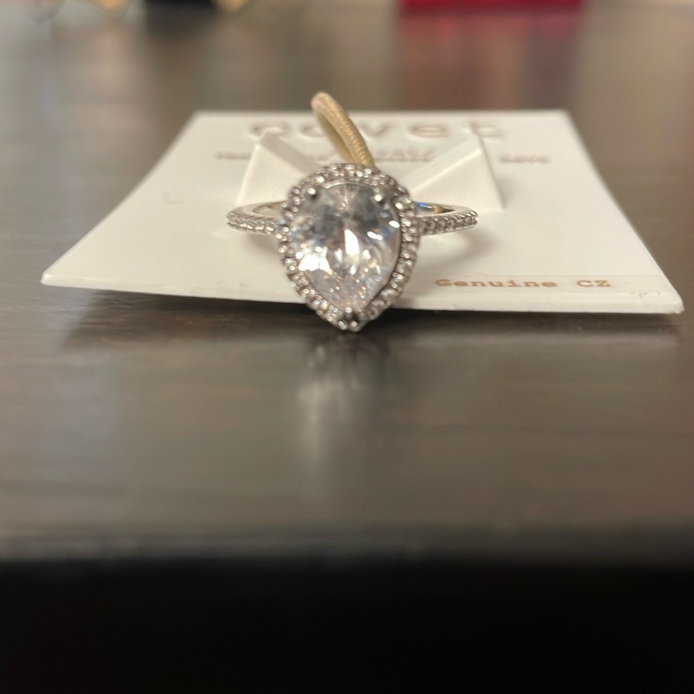 NEW Stunning genuine cubic zirconia ring size 8